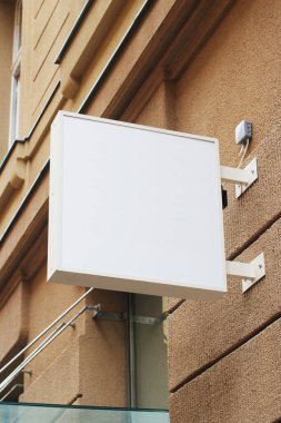 Sokak mağazası, kafe, restoran monte edilmiş tabela tasarım şablonu. Boş beyaz mağaza tabela tasarımı modeli.