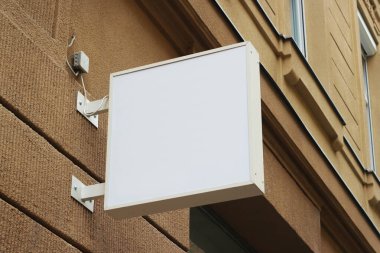 Boş beyaz mağaza tabela modeli. Sokak mağazası, kafe, restoran monte edilmiş tabela tasarım şablonu.