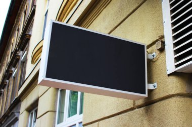 Duvarda asılı sokak lambası kutusunu temizleyin. Boş tabela kopyalama alanı taklit iş logosu şablonu.