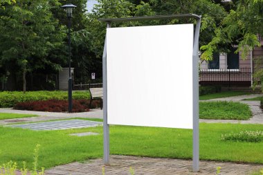 Şehir ortamında boş ilan panosu modeli, reklam kampanyası için boş alan şablonu.