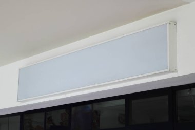 Boş beyaz restoran ya da dükkan tabelası fotokopi alanı modeli, mağaza vitrinindeki büyük reklam panosu şablonu.