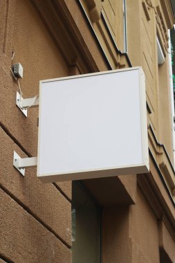 Duvara asılmış levha şablonu. İşaret panosu logo sunumu için hazırlanıyor.