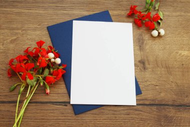 Düğün davetiyesi ve fotokopi alanı ve zarf modelli tebrik kartı, çiçek süslemeli dikey düz kompozisyon ve ahşap kartpostal şablonu.