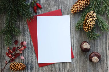 Noel tebrik kartı ve zarflı davetiye, Xmas dekorasyonlu dikey düz kompozisyon ve ahşap kartpostal şablonu.