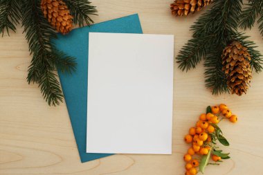 Noel davetiyesi ve zarflı tebrik kartı, xmas dekorasyonlu dikey düz kompozisyon ve ahşap kartpostal şablonu.