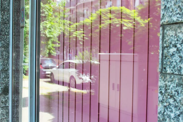 Großes Schaufenster Mit Rosa Bürojalousien Und Urbaner Hintergrundreflexionsvorlage Leere Bürofenster Stockfoto