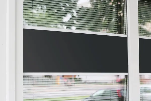 ビジネス ブランド レストラン オフィスのロゴのモックアップのための黒いストライプが付いている空の店の窓 ブランクオフィスウィンドウコピースペース テンプレートをモックアップ ストック画像