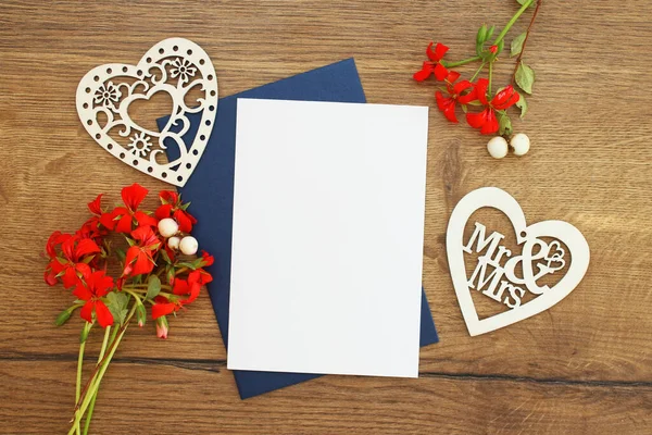 Begroeting Bruiloft Uitnodiging Kaart Met Kopieerruimte Envelop Mock Verticale Platte Stockafbeelding