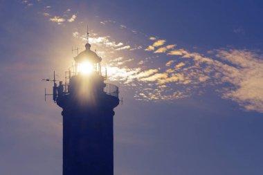 Hırvatistan 'ın Savudrija kentindeki deniz fenerinde güneş parlıyor. Güvenlik, deniz trafiği, seyahat, turizm ve umut kavramları