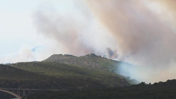 Dramatický Pohled Oheň Kouř Zuřící Nad Městem Zaton Dalmácie Chorvatsku — Stock video