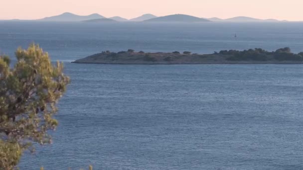 Rüzgarlı Bir Günde Dalgalı Deniz Manzarası Arka Planda Tribunj Kornati — Stok video