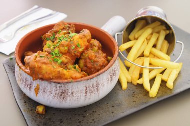 Lezzetli baharatlı tavşanlı güveç ve yanında patates kızartması. Geleneksel yemek, gurme ve mutfak kavramları