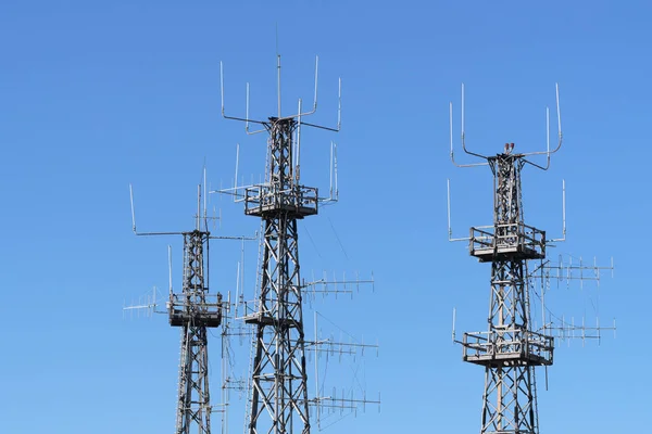 配备天线的电信塔 用于空中交通管制和通信 空中交通 辐射和环境概念 — 图库照片