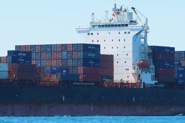 Marsaxlokk, Malta - 29 Nisan 2023: Marsaxlokk, Malta 'daki Freeport Center' da CMA CGM konteynır nakliye gemisi