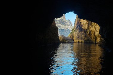 Malta adasının yerel bir simgesi olan Blue Grotto mağarası, bir deniz mağarasının içinden görüntülenebilir. Turizm, seyahat, tatil ve doğal merak kavramları