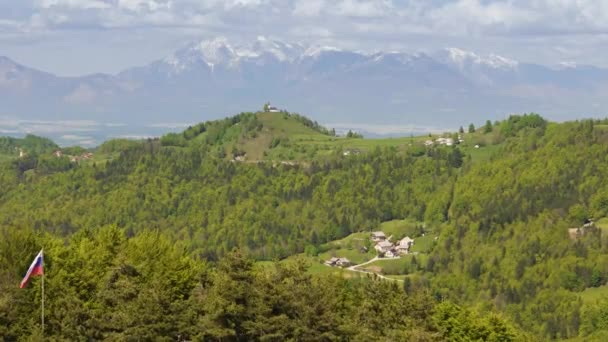 Orman Sırtında Slovenya Bayrağı Dalgalanırken Arkamızda Katolik Kilisesi Alpler Vardı — Stok video