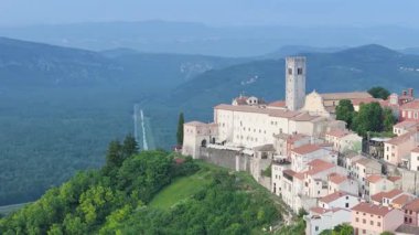 Hırvatistan 'ın Istria kentindeki Motovun eski bir ortaçağ köyünün güzel manzarası. Seyahat, turizm, tarihi konseptler. Hava yörüngesi, arka plan paraşütü, 4K