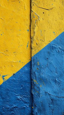 Üzerinde mavi-sarı çizikler olan eski bir duvar. Soyut desenli arka plan. Uzayı kopyala Yakın plan..