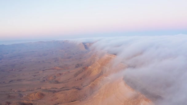 大きなクレーターで雲の滝現象を和らげる イスラエル — ストック動画