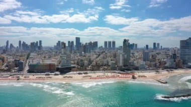 Tel Aviv kıyı şeridinin gökdelenli manzarası.
