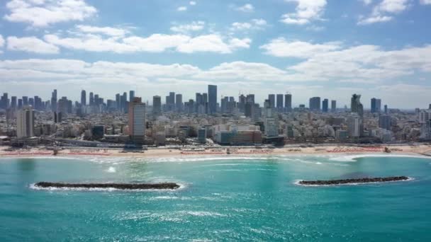 テルアビブ海岸の空中ビュー 夏の日に高層ビル — ストック動画