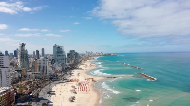 Ilmakuva Tel Avivin Rantaviivasta Jossa Korkeita Rakennuksia Kesäpäivänä — kuvapankkivideo
