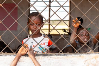 Tsavo Est, Kenya, Afrika, 19 Ağustos 2023. Yetimhanede bazı aktiviteler yapan çocuklar.
