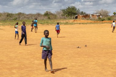 Tsavo Est, Kenya, Afrika, 19 Ağustos 2023. Yetimhanede bazı aktiviteler yapan çocuklar.