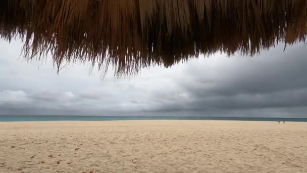 Vista Desde Debajo Paraguas Playa Del Caribe Día Nublado Lluvioso — Vídeos de Stock