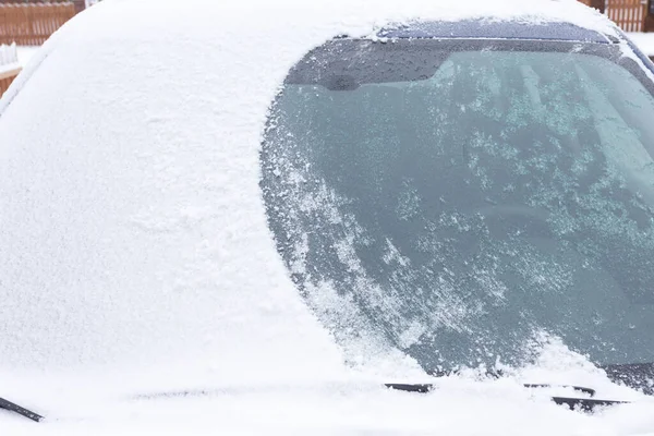 冬天从车上擦雪 — 图库照片