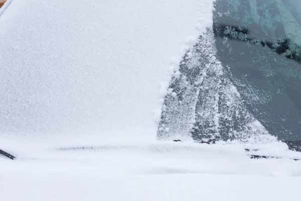 Sprzątanie Śniegu Samochodu Zimie — Zdjęcie stockowe