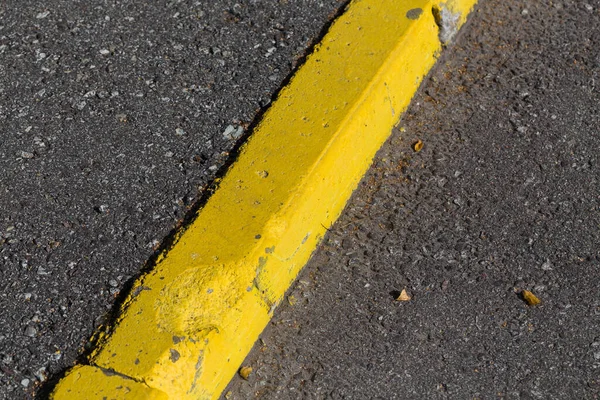 Żółty Krawężnik Kamienna Granica Dla Chodnika Drogi Asfaltowej — Zdjęcie stockowe