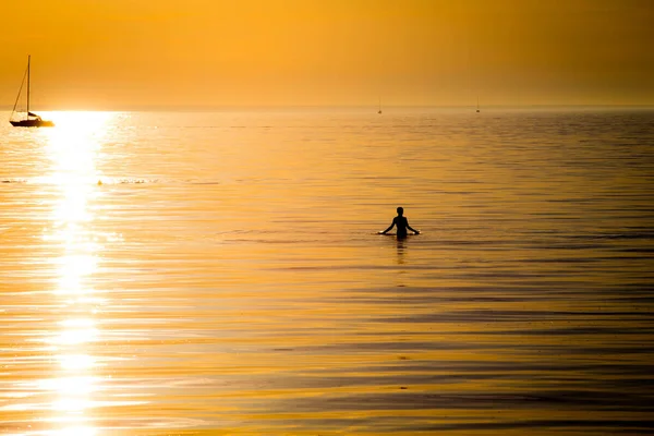 Silhouet Van Oceaan Jongen Zonsondergang Licht — Stockfoto