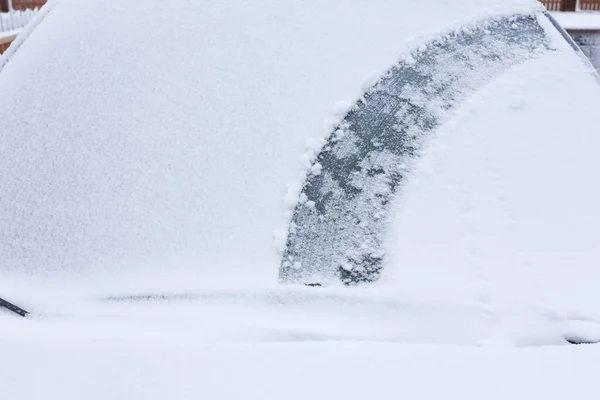 Rengöring Snö Från Bilen Vintern — Stockfoto