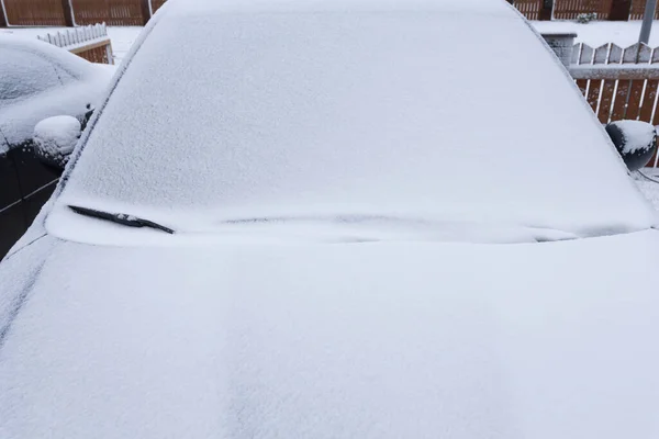 Очистка Снега Автомобиля Зимой — стоковое фото