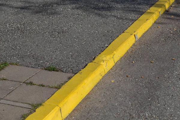 Yellow Curb Stone Border Sidewalk Asphalt Road — Stock Photo, Image