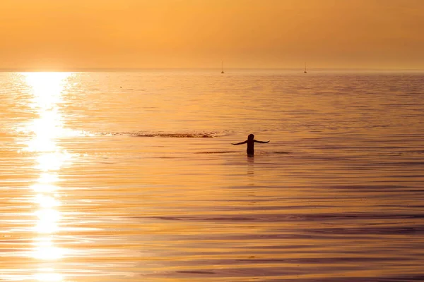 Silhouet Van Oceaan Vrouw Zonsondergang Licht — Stockfoto