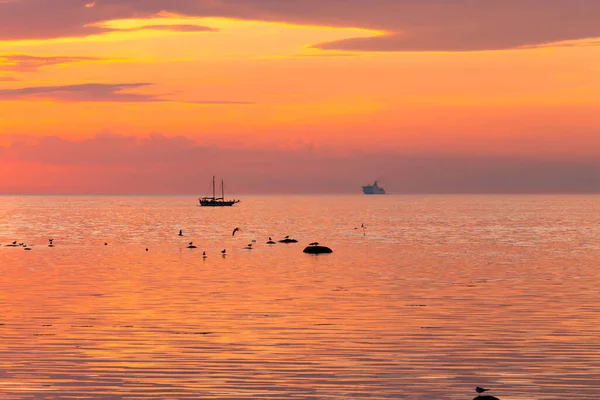 Uzun Gemi Sırasında Günbatımı Manzarası Yelken — Stok fotoğraf