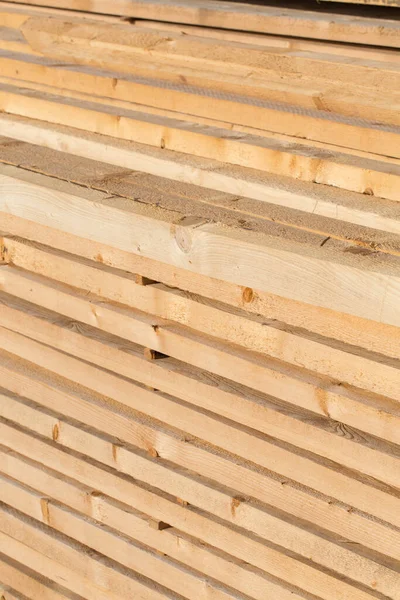 木材厂堆放了一堆堆新的木钉 — 图库照片