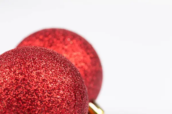 Kırmızı Noel Topu Beyaz Arkaplanda Izole Edilmiş — Stok fotoğraf
