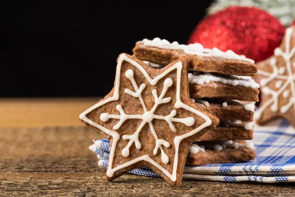 Noel dekorasyonu ile gingerbread çerezleri ahşap arka plan üzerinde