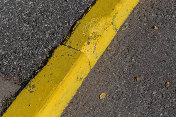 Желтая Граница Камня Тротуара Асфальтированной Дороги — стоковое фото