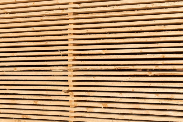 木材厂堆放了一堆堆新的木钉 — 图库照片
