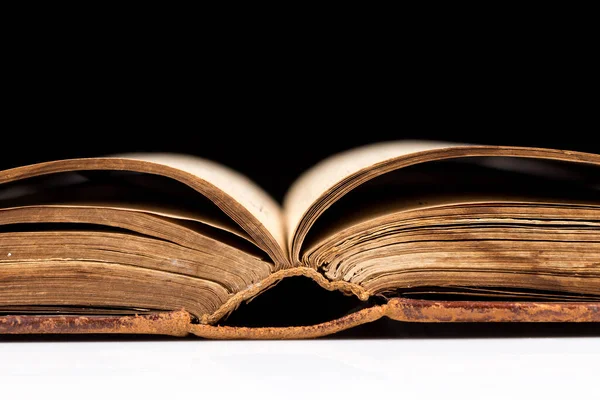Antik Kitap Siyah Arka Plan Üzerine Vurdu Kötü Durumda Kitap — Stok fotoğraf