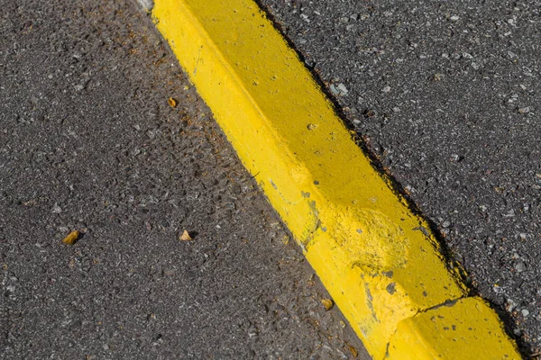 歩道やアスファルト道路のための黄色の縁石 — ストック写真