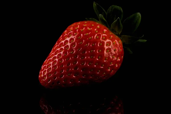 Czerwony Dojrzałe Owoce Truskawki Ciemnym Tle — Zdjęcie stockowe