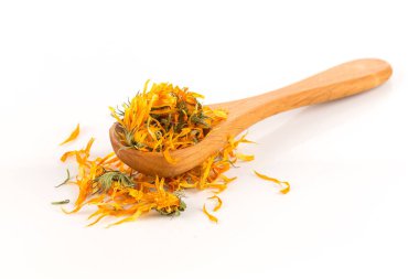 Calendula flowewr çay için tahta kaşık beyaz arka plan üzerinde infüzyon