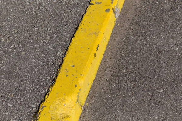 Żółty Krawężnika Kamienne Obramowania Asfaltu Drogi — Zdjęcie stockowe