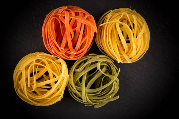 Vier Kleur Roll Nest Pasta Een Witte Achtergrond — Stockfoto