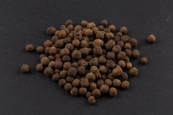 Большие Семена Черного Перца Фоне Темного Камня — стоковое фото